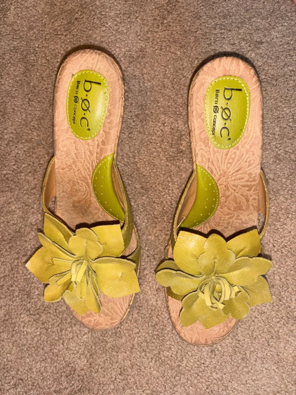 Born b.o.c. Avocado Green Leather Flower Top Leather Wedge Sandals 9